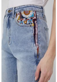 Desigual jeansy Riverside damskie high waist. Stan: podwyższony. Kolor: niebieski. Wzór: haft #4