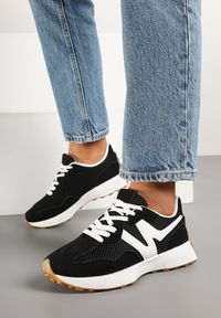 Renee - Czarne Sneakersy Ozdobione Geometrycznym Wzorem Hirreti. Okazja: na co dzień. Kolor: czarny. Materiał: jeans. Wzór: geometria, aplikacja. Obcas: na platformie #4