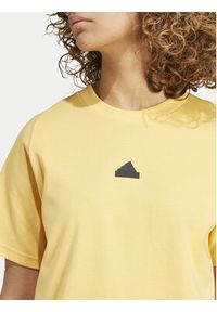 Adidas - adidas T-Shirt Z.N.E. IS3932 Żółty Regular Fit. Kolor: żółty. Materiał: bawełna
