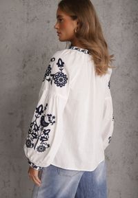 Renee - Biała Rustykalna Bluzka z Bawełny Zdobiona Haftem i Sznurkiem z Chwostami Marytea. Okazja: na co dzień. Kolor: biały. Materiał: bawełna. Długość: długie. Wzór: aplikacja, haft. Styl: casual, klasyczny #8