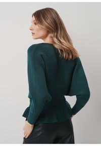 Ochnik - Ciemnozielony sweter damski z taliowaniem. Kolor: zielony. Materiał: wiskoza #4