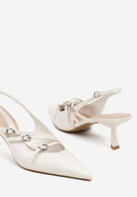 Renee - Białe Sandały Typu Kaczuszki Ozdobione Paskami i Sprzączkami Viranivia. Okazja: na co dzień. Nosek buta: szpiczasty. Zapięcie: pasek. Kolor: biały. Wzór: aplikacja. Sezon: lato. Obcas: na szpilce. Styl: casual, elegancki. Wysokość obcasa: średni #4