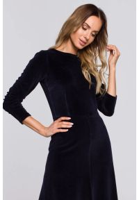 MOE - Sukienka welurowa rozkloszowana rękaw 3/4 bawełniana granat. Okazja: na imprezę. Materiał: bawełna, welur. Długość rękawa: długi rękaw. Typ sukienki: rozkloszowane, w kształcie A. Styl: elegancki, klasyczny. Długość: midi #2
