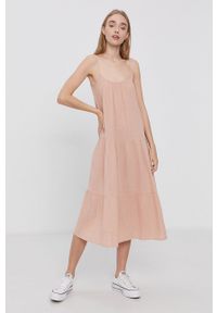 Vero Moda Sukienka bawełniana kolor różowy midi oversize. Kolor: różowy. Materiał: bawełna. Długość rękawa: na ramiączkach. Typ sukienki: oversize. Długość: midi #4