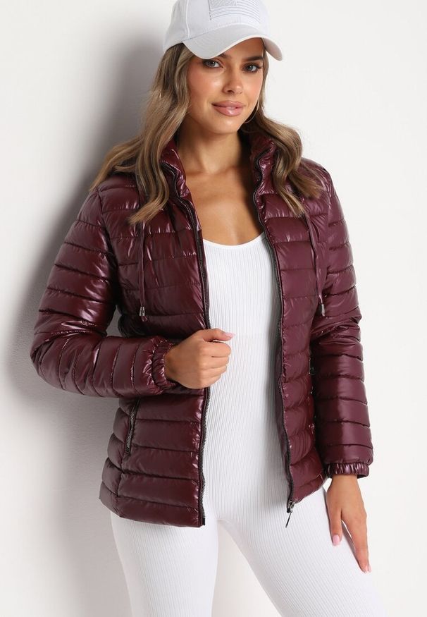 Born2be - Bordowa Pikowana Kurtka Wykończona Odpinanym Kapturem i Gumką przy Rękawach Mivisea. Okazja: na co dzień. Kolor: czerwony. Materiał: jeans. Styl: casual