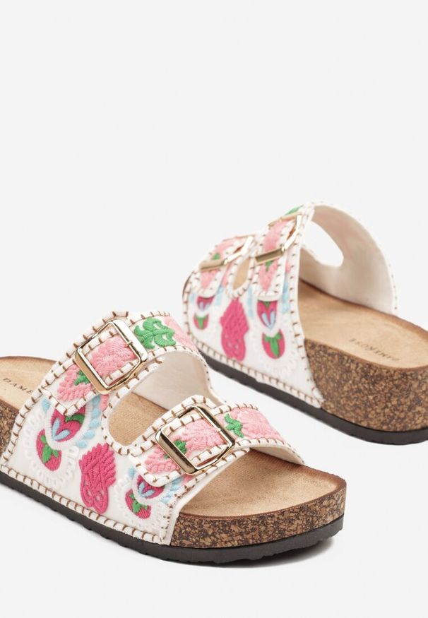 Renee - Białe Klapki Boho na Niskiej Platformie Zdobione Haftem Faladira. Okazja: na imprezę, na co dzień. Kolor: biały. Materiał: jeans. Wzór: haft, aplikacja. Sezon: lato. Obcas: na platformie. Styl: boho