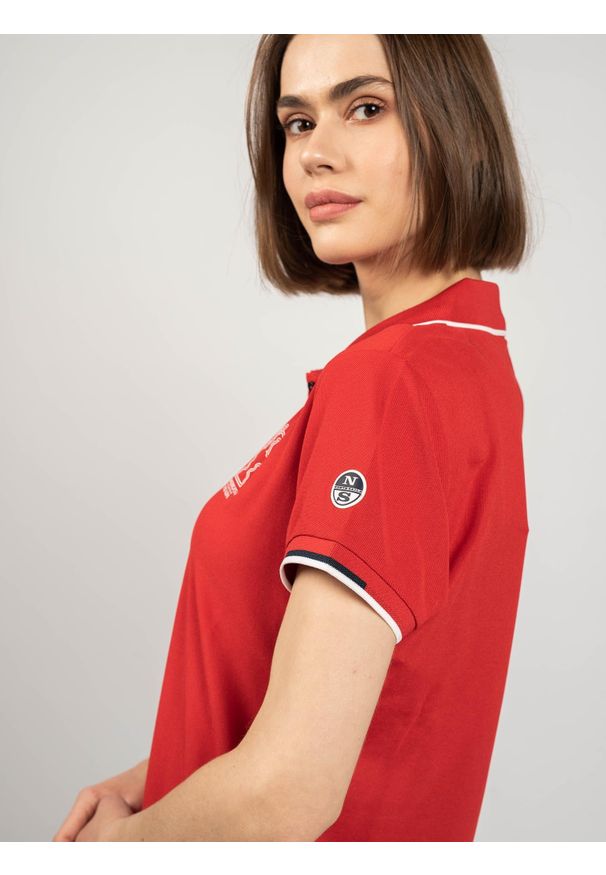 North Sails X Prada Koszulka Polo "Auroa" | 45 2502 000 | Auroa Polo S/S | Kobieta | Czerwony. Okazja: na co dzień. Typ kołnierza: polo. Kolor: czerwony. Materiał: poliester. Wzór: aplikacja, nadruk. Styl: klasyczny, casual