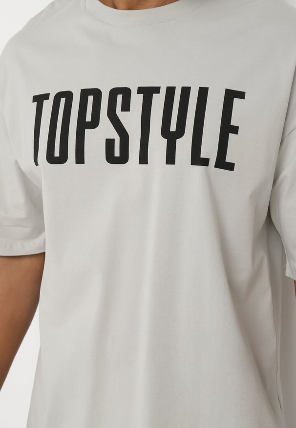 Born2be - Szara Bawełniana Koszulka z Krótkim Rękawem i Ozdobnymi Nadrukami na Plecach i z Przodu Azariel. Okazja: na co dzień. Kolor: szary. Materiał: bawełna. Długość rękawa: krótki rękaw. Długość: krótkie. Wzór: nadruk. Styl: casual