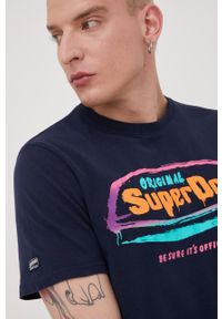 Superdry t-shirt bawełniany kolor granatowy z nadrukiem. Kolor: niebieski. Materiał: bawełna. Wzór: nadruk