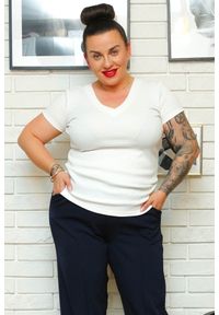 KARKO - Bluzka z prążkowanej bawełnianej dzianiny dekolt serek EDI biała. Okazja: do pracy, na co dzień. Typ kołnierza: dekolt w serek. Kolekcja: plus size. Kolor: biały. Materiał: prążkowany, dzianina, bawełna. Długość rękawa: krótki rękaw. Długość: krótkie. Wzór: jednolity. Styl: casual, klasyczny