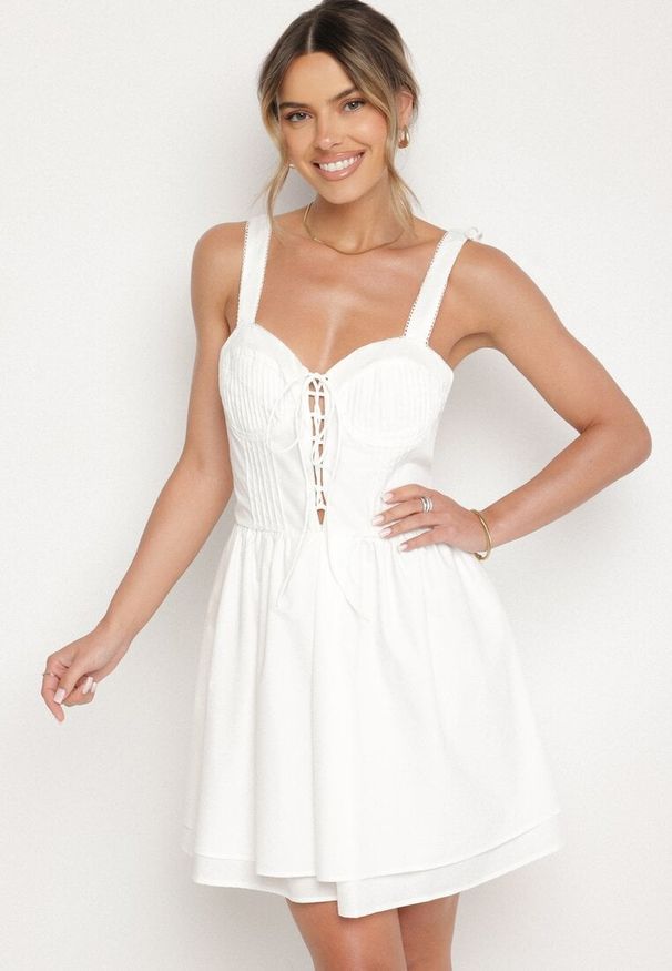 Born2be - Biała Bawełniana Sukienka Vices w Rustykalnym Stylu z Wiązaniem Fenavira. Okazja: na co dzień. Kolor: biały. Materiał: bawełna. Długość rękawa: na ramiączkach. Wzór: aplikacja. Styl: casual