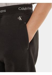 Calvin Klein Jeans Spodnie dresowe Intrasia IB0IB01815 Czarny Regular Fit. Kolor: czarny. Materiał: bawełna #4