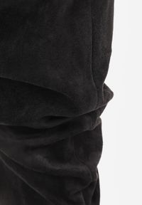 Renee - Czarne Kozaki na Awangardowym Koturnie z Marszczoną Cholewką Makela. Okazja: na co dzień. Kolor: czarny. Materiał: futro, materiał, jeans. Szerokość cholewki: szeroka. Obcas: na koturnie. Styl: casual #4