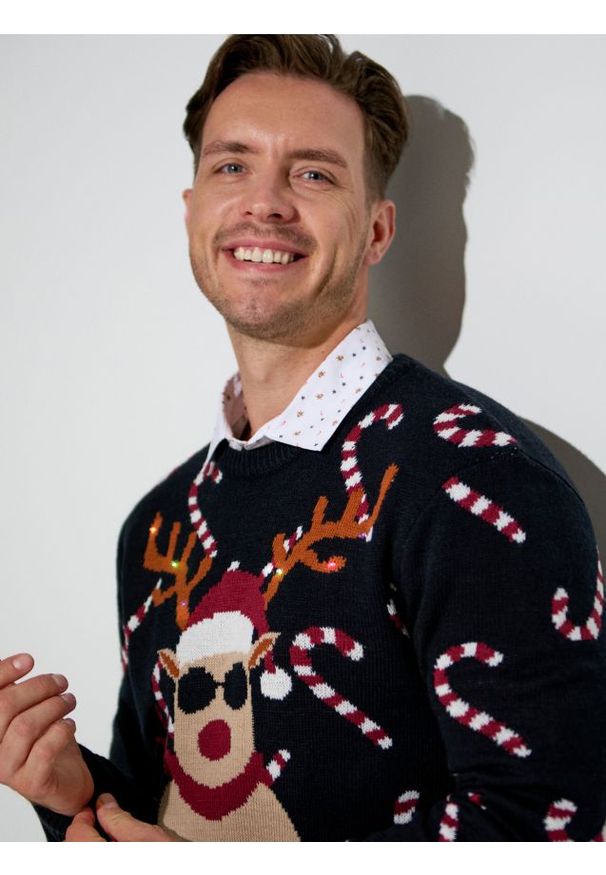 Sinsay - Świąteczny sweter z lampkami świecącymi - czarny. Kolor: czarny. Styl: wizytowy