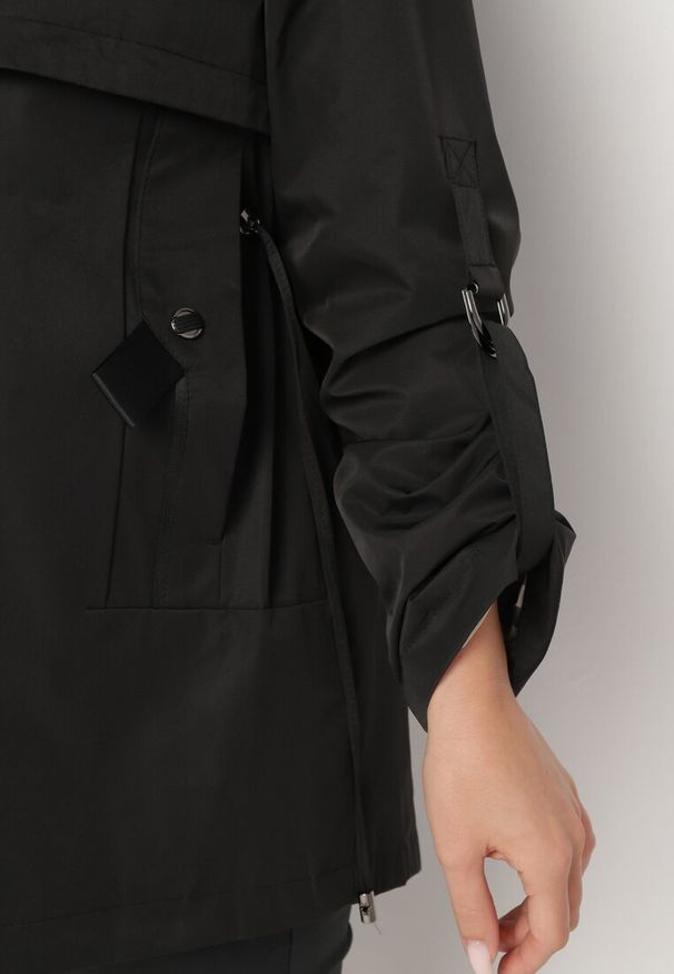 Born2be - Czarna Kurtka Parka z Kapturem i Kieszeniami z Możliwością Ściągnięcia w Talii Kailisse. Okazja: na co dzień. Typ kołnierza: kaptur. Kolor: czarny. Materiał: jeans. Styl: casual, klasyczny