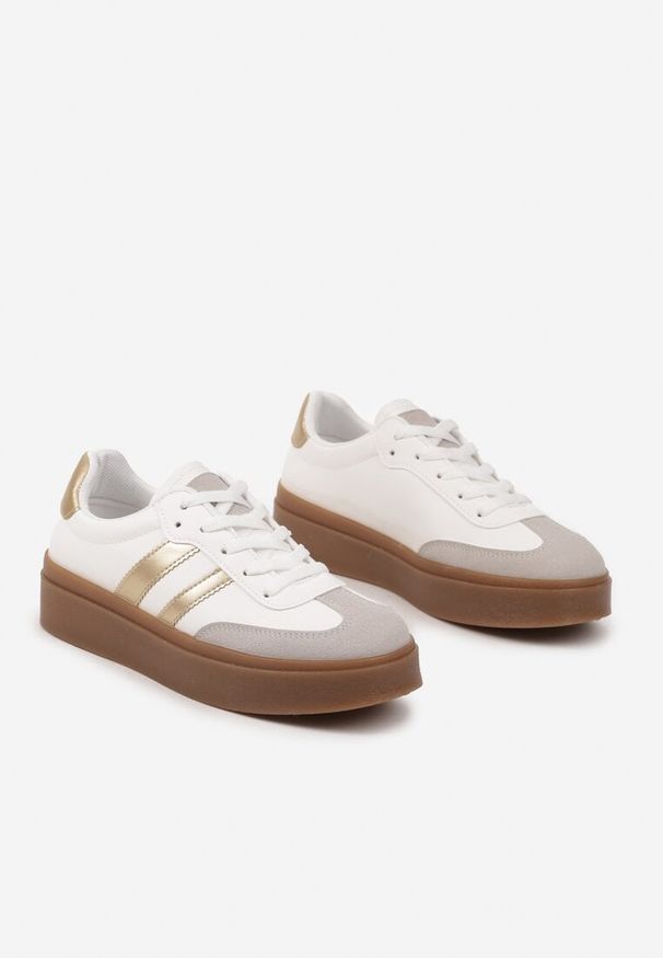 Renee - Biało-Złote Klasyczne Sneakersy Tenisówki na Niskiej Platformie Denirla. Okazja: na co dzień. Kolor: biały. Materiał: jeans. Obcas: na platformie
