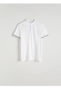 Reserved - Koszulka polo regular ze stójką - biały. Typ kołnierza: polo, kołnierzyk stójkowy. Kolor: biały. Materiał: bawełna, dzianina #1
