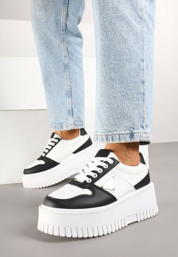 Born2be - Biało-Czarne Sneakersy na Karbowanej Platformie Feniora. Okazja: na co dzień. Kolor: biały. Sezon: lato, wiosna. Obcas: na platformie