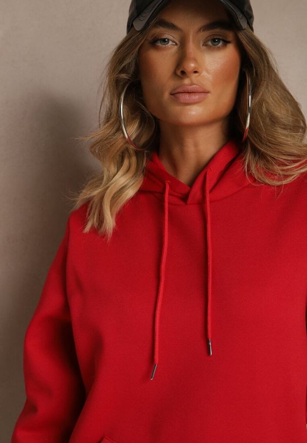 Renee - Czerwona Bluza z Kapturem Ozdobiona Ściągaczami Invila. Okazja: na co dzień. Typ kołnierza: kaptur. Kolor: czerwony. Wzór: aplikacja. Styl: elegancki, casual