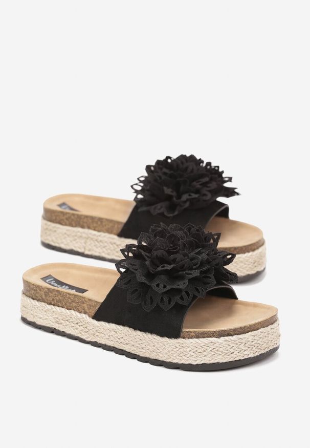 Renee - Czarne Klapki z Kwiatem na Pasku i Plecionką na Korkowej Podeszwie Presta. Kolor: czarny. Wzór: kwiaty