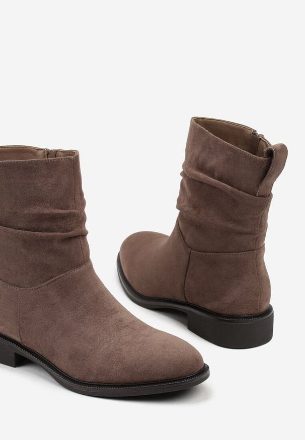 Born2be - Ciemnobeżowe Marszczone Botki do Kostki Ilonina. Okazja: na co dzień. Kolor: beżowy. Materiał: zamsz, jeans. Obcas: na płaskiej podeszwie. Styl: klasyczny, casual