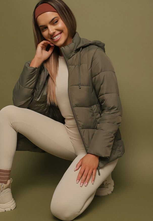 Born2be - Ciemnozielona Kurtka z Pikowanymi Przeszyciami i Odpinanym Kapturem Felanwen. Okazja: na co dzień. Kolor: zielony. Materiał: jeans. Styl: casual, elegancki, sportowy