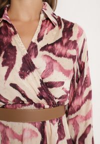 Born2be - Fioletowa Kopertowa Sukienka w Abstrakcyjny Wzór z Gumką w Talii i Paskiem Zinnitaria. Okazja: na co dzień. Kolor: fioletowy. Materiał: jeans. Typ sukienki: kopertowe. Styl: casual, klasyczny #6