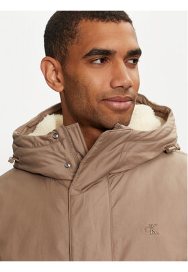 Calvin Klein Jeans Parka J30J326082 Beżowy Regular Fit. Kolor: beżowy. Materiał: syntetyk