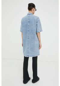 Mustang sukienka jeansowa kolor niebieski mini oversize. Kolor: niebieski. Materiał: jeans. Długość rękawa: krótki rękaw. Typ sukienki: oversize. Długość: mini #2