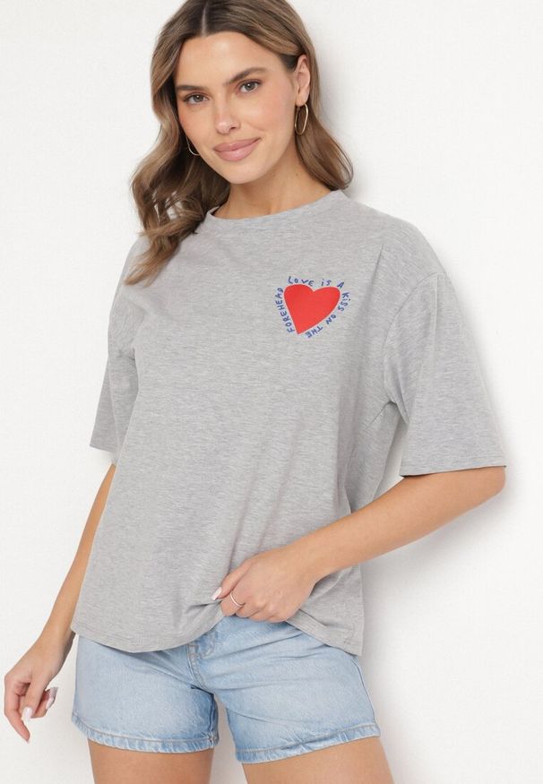 Born2be - Szary Bawełniany T-shirt z Motywem Serca Liorlie. Okazja: na spacer, na co dzień. Kolor: szary. Materiał: bawełna. Styl: casual, klasyczny