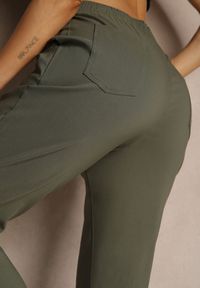 Renee - Ciemnozielone Spodnie z Wiskozą High Waist i Ozdobnymi Napami Redaira. Okazja: na co dzień. Stan: podwyższony. Kolor: zielony. Materiał: wiskoza. Wzór: aplikacja. Styl: sportowy, elegancki, casual