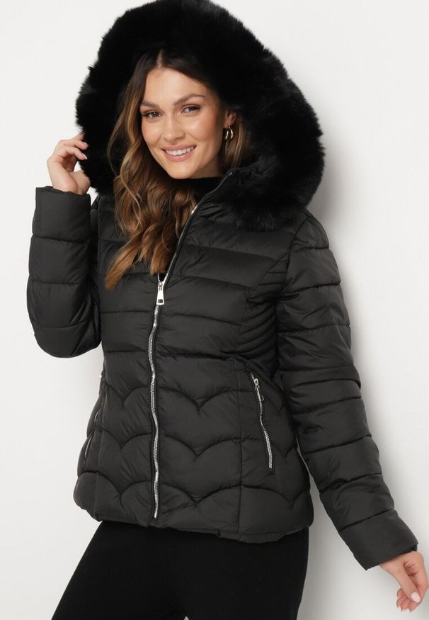 Born2be - Czarna Pikowana Kurtka z Odpinanym Kapturem i Futrzaną Podszewką Reandira. Okazja: na spacer, na co dzień. Kolor: czarny. Materiał: futro. Styl: elegancki, casual