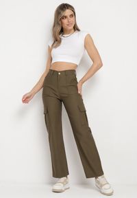 Born2be - Ciemnozielone Spodnie Szerokie z Kieszeniami na Klapy Allepinea. Okazja: na co dzień. Stan: podwyższony. Kolor: zielony. Styl: klasyczny, elegancki, casual #5