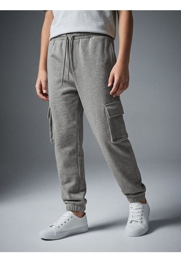 Sinsay - Spodnie dresowe loose - szary. Kolor: szary. Materiał: dresówka