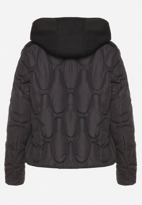 Born2be - Czarna Pikowana Kurtka z Materiałowym Kapturem i Kieszeniami Ravalynne. Okazja: na co dzień, na spacer. Kolor: czarny. Materiał: materiał. Styl: sportowy, klasyczny, casual, elegancki
