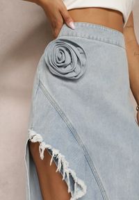 Renee - Jasnoniebieska Jeansowa Spódnica z Bawełny High Waist o Asymetrycznym Kroju z Falbanką i Kwiatem Savidia. Stan: podwyższony. Kolor: niebieski. Materiał: bawełna, jeans. Wzór: kwiaty #5