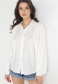 Born2be - Biała Koszula z Rękawami typu Nietoperz i Guzikami Syrai. Kolor: biały. Materiał: tkanina, wiskoza. Długość rękawa: długi rękaw. Długość: długie
