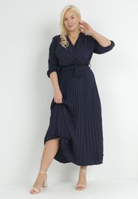 Born2be - Granatowa Plisowana Sukienka Maxi z Kopertowym Dekoltem i Wiązaniem w Talii Lariah. Kolekcja: plus size. Kolor: niebieski. Materiał: materiał. Typ sukienki: kopertowe. Długość: maxi