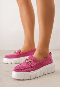 Born2be - Fuksjowe Skórzane Mokasyny na Grubej Podeszwie Zdobione Perforacją i Łańcuszkiem Ariuk. Okazja: do pracy, na co dzień. Kolor: różowy. Materiał: skóra. Wzór: aplikacja. Styl: elegancki, casual #9