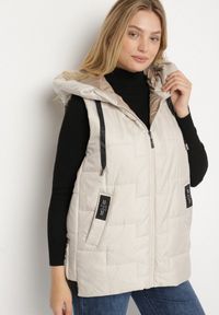 Born2be - Jasnobeżowa Pikowana Kamizelka z Kapturem i Sznurkami Imvila. Okazja: na co dzień. Typ kołnierza: kaptur. Kolor: beżowy. Materiał: jeans. Wzór: aplikacja. Styl: klasyczny, casual, elegancki #1