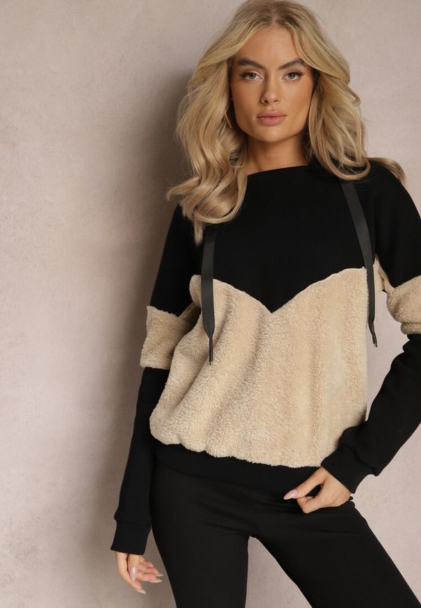 Renee - Czarna Bawełniana Bluza z Kapturem ze Ściągaczami i Polarem Eurynia. Typ kołnierza: kaptur. Kolor: czarny. Materiał: bawełna, polar. Wzór: aplikacja