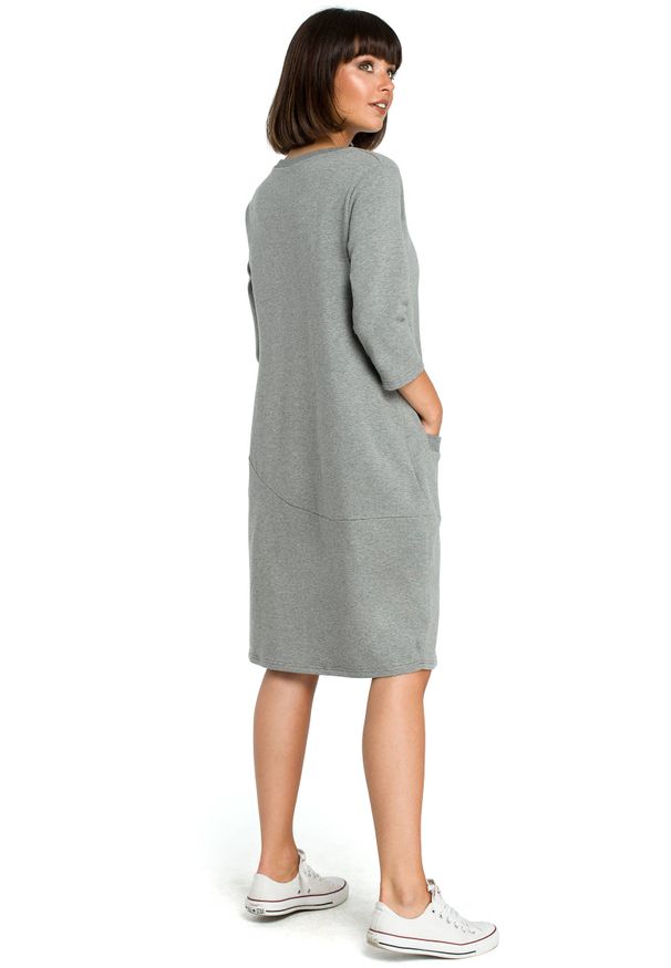 BE - Wygodna sukienka oversize z kieszonką z przodu. Okazja: na co dzień. Materiał: bawełna, dzianina, materiał, elastan. Typ sukienki: oversize. Styl: casual