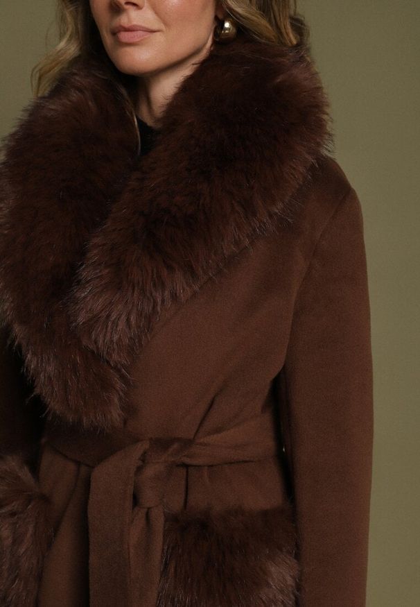 Born2be - Brązowy Płaszcz Wiązany w Talii z Futrzanym Kołnierzem i Kieszeniami Perrie. Okazja: na co dzień. Kolor: brązowy. Materiał: futro. Styl: casual, elegancki