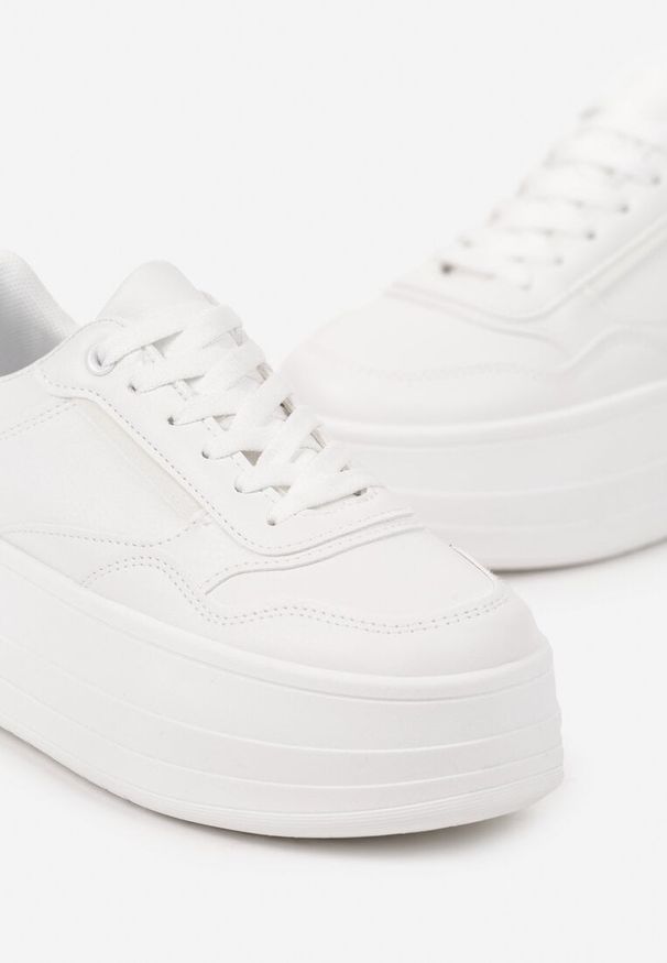 Renee - Białe Sneakersy na Platformie Ozdobionej Tłoczeniem Vaiviera. Okazja: na co dzień, na spacer. Kolor: biały. Materiał: jeans. Wzór: aplikacja. Obcas: na platformie. Sport: turystyka piesza
