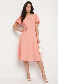 Born2be - Różowa Sukienka Vices o Rozkloszowanym Kroju z Odpinanym Kwiatem 3D Rallarea. Kolor: różowy. Wzór: kwiaty. Sezon: wiosna, lato #7