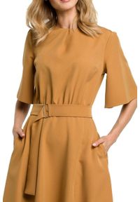 Sukienki.shop - Sukienka elegancka rozkloszowana z paskiem brązowa. Kolor: brązowy. Styl: elegancki