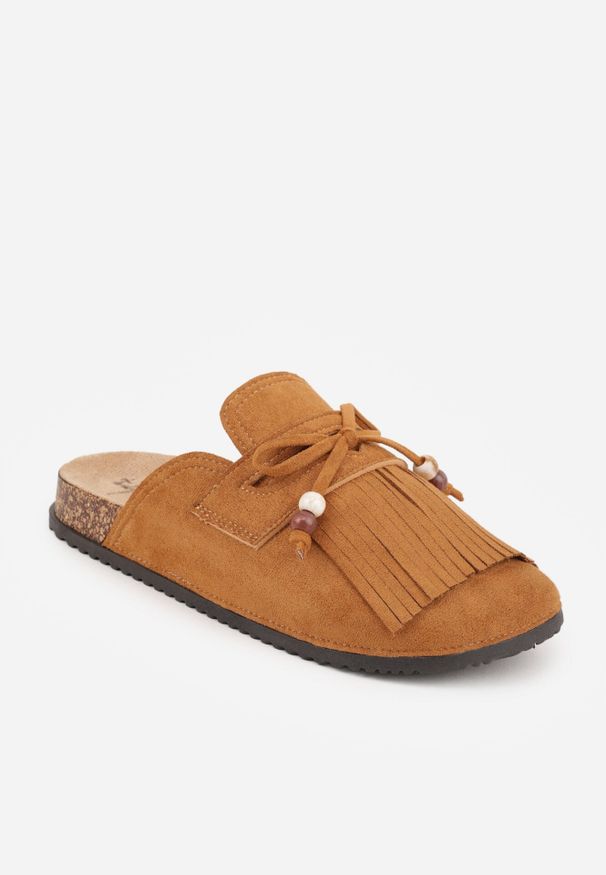 Born2be - Jasnobrązowe Płaskie Klapki Mule Zdobione Frędzlami i Kokardką z Koralikami Petlame. Okazja: na co dzień. Kolor: brązowy. Materiał: jeans, len. Wzór: aplikacja. Sezon: lato. Styl: boho, elegancki, casual