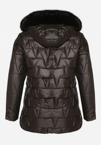 Born2be - Czarna Pikowana Kurtka z Kapturem z Futerkiem Azilma. Okazja: na co dzień, na spacer. Typ kołnierza: kaptur. Kolekcja: plus size. Kolor: czarny. Materiał: futro. Wzór: aplikacja. Styl: klasyczny, casual #4