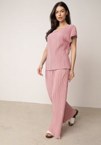 Born2be - Różowe Szerokie Spodnie z Wysokim Stanem ze Zwiewnej Tkaniny z Plisami Galiris. Okazja: do pracy, na co dzień, na spotkanie biznesowe. Stan: podwyższony. Kolor: różowy. Materiał: tkanina. Długość: długie. Styl: elegancki, biznesowy, casual #4