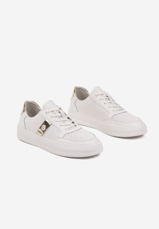 Renee - Białe Sneakersy Skórzane z Metaliczną Ozdobą Astevin. Okazja: na co dzień. Nosek buta: okrągły. Zapięcie: sznurówki. Kolor: biały. Materiał: skóra. Wzór: aplikacja. Obcas: na obcasie. Wysokość obcasa: niski
